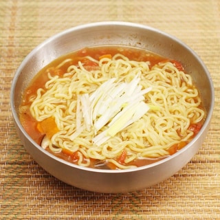 【ヴィーガン食】新感覚「ヴィーガントマトラーメン」